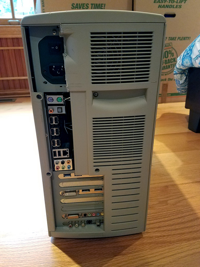 Illustration for article titled Windows XP gaming rig - ugly AF